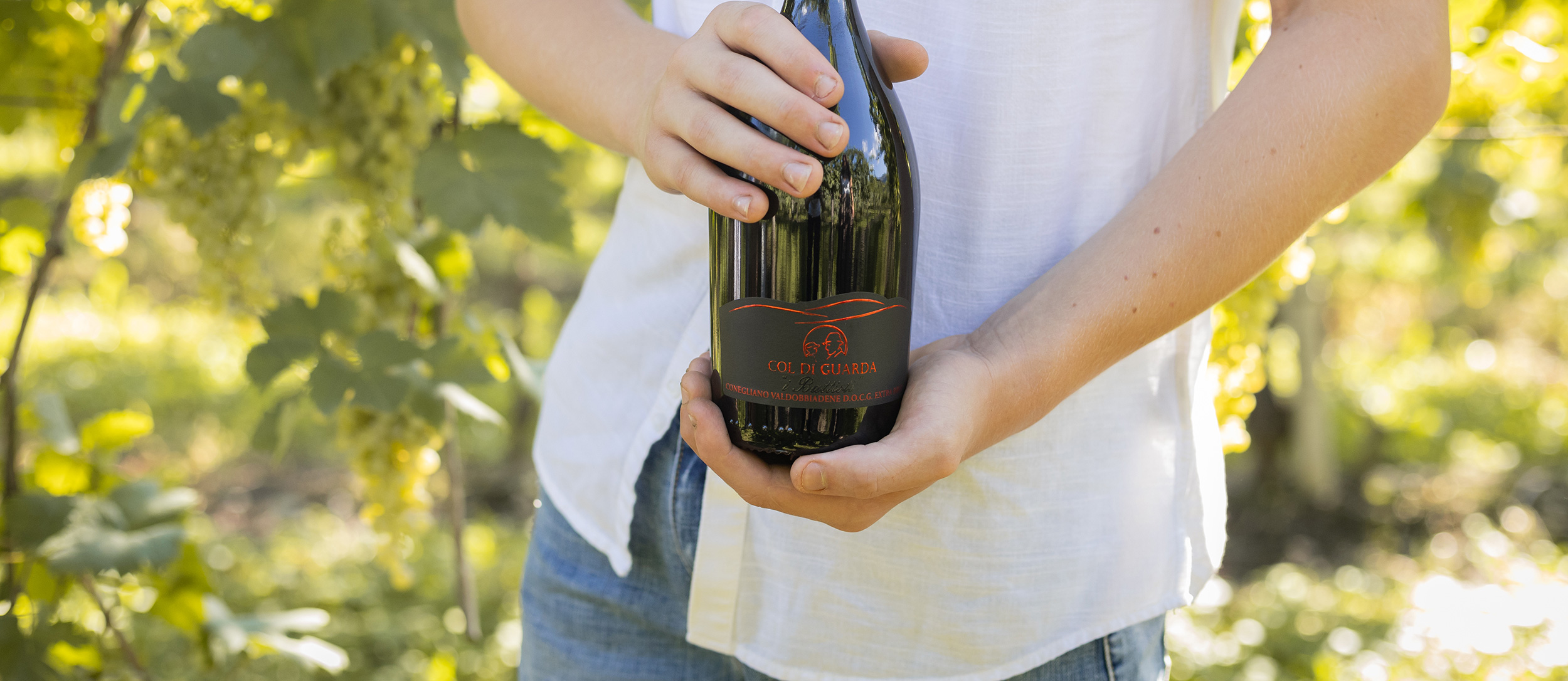 Foto ambientata del vino Conegliano Valdobbiadene Prosecco Superiore DOCG Extra Brut della cantina Col di Guarda
