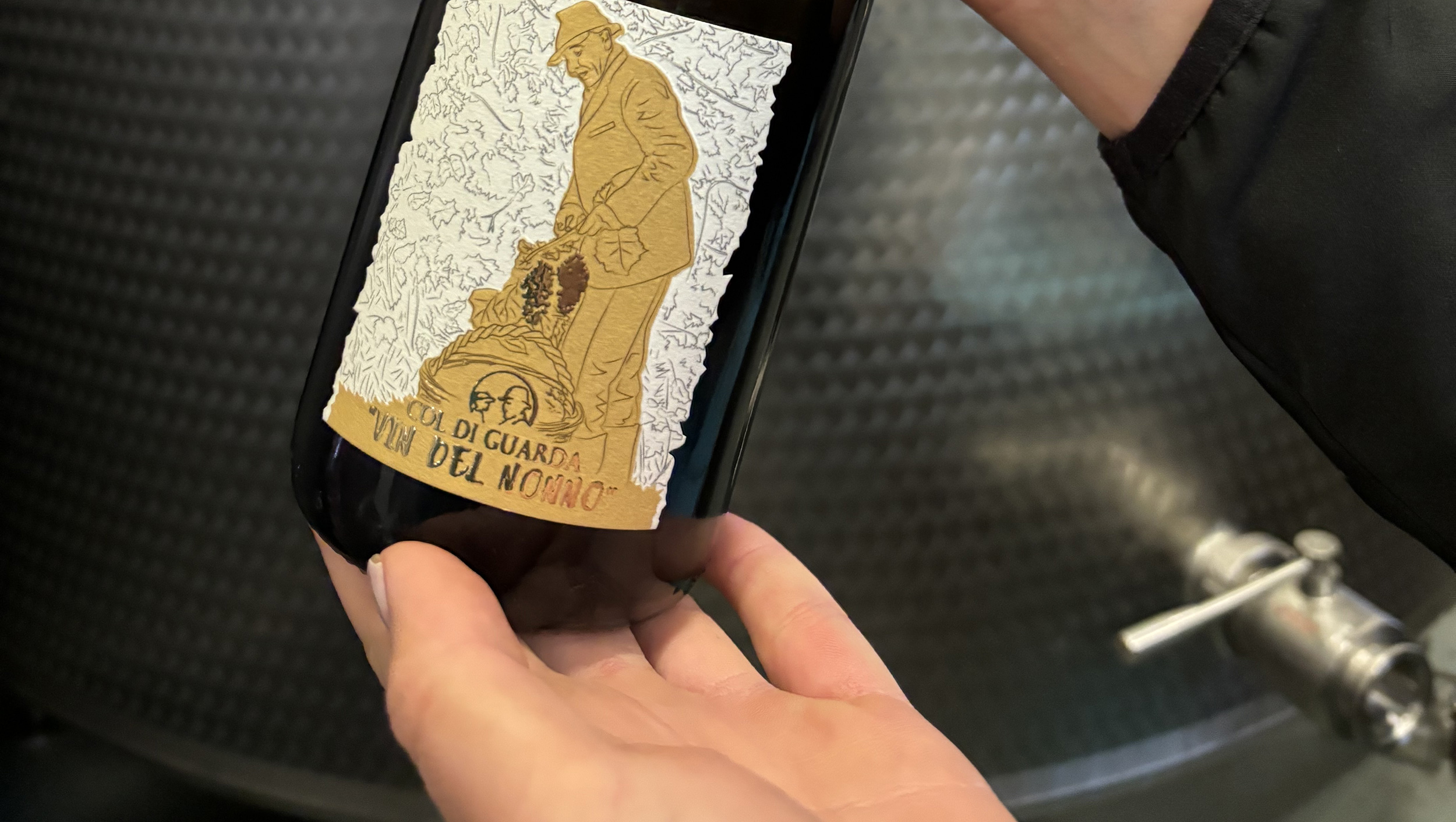 Foto ambientata del vino Vino frizzante 'Del Nonno' della cantina Col di Guarda